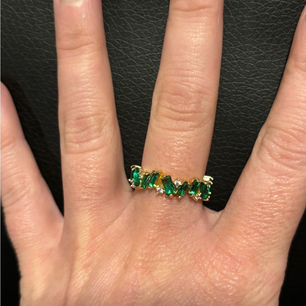 Elegant Green and Gold Women's Ring
